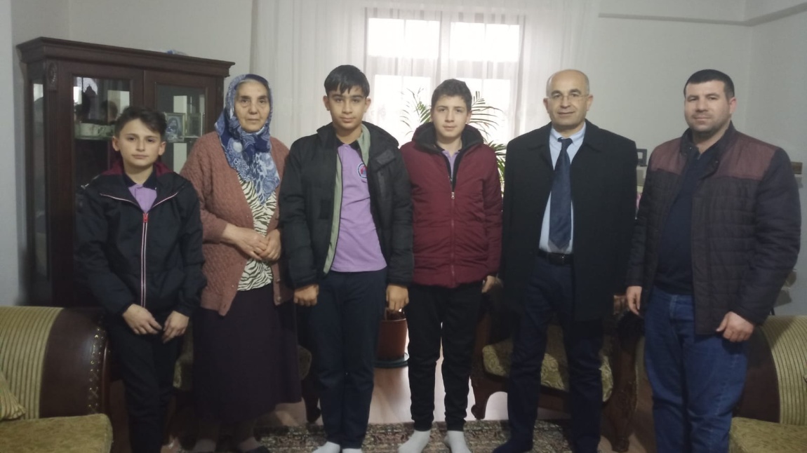 Öğretmen ve öğrencilerimiz Şehit Alihan HAN'ın ailesine ziyaret gerçekleştirildi.